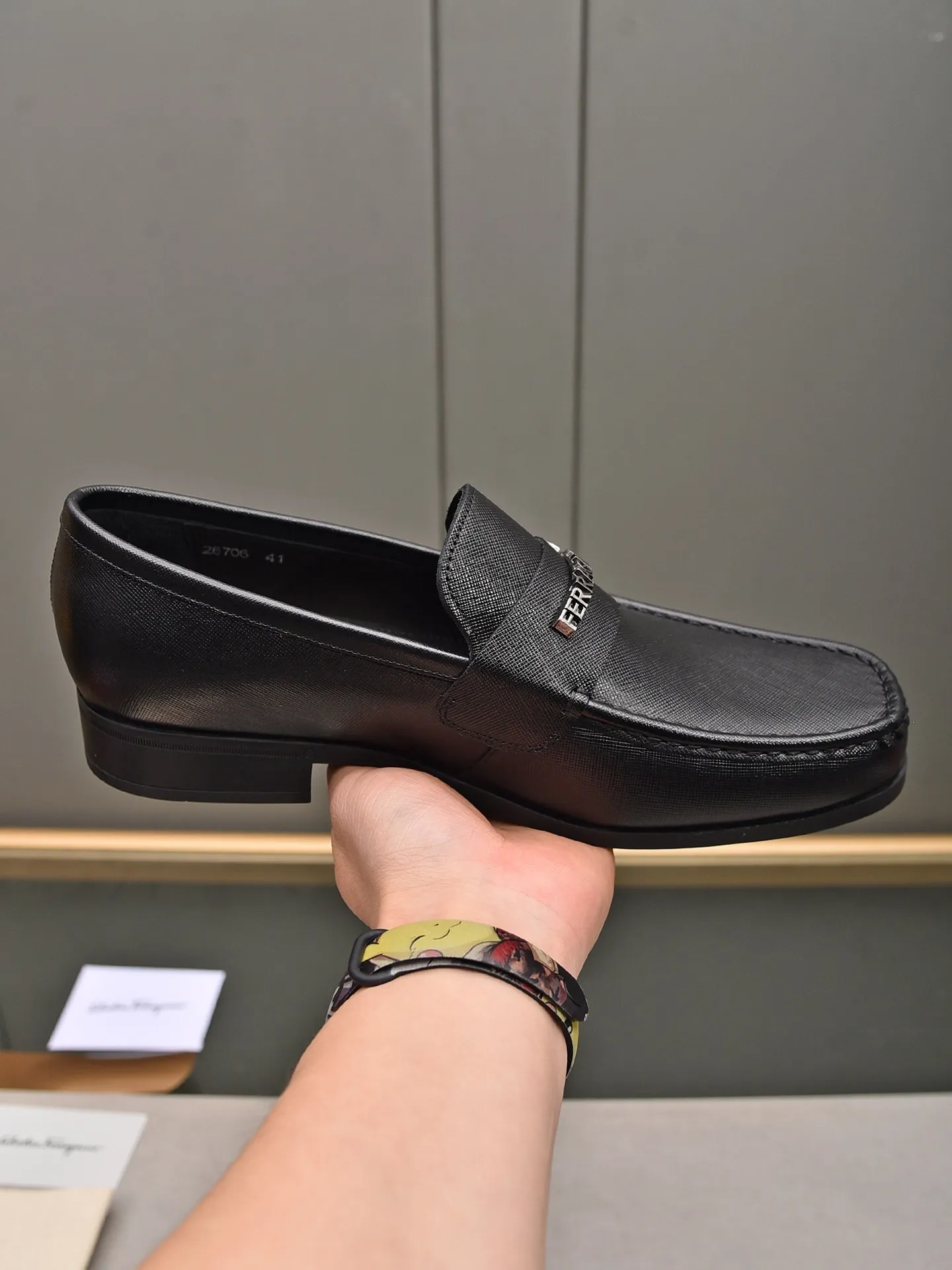 Men's shoes 💰: 460 [Original running volume and quality] Brand: Ferragamo (Ferragamo) Size: Men's size 38/44 (45 can be customized) Grade: Same style as the official website High-end quality men's shoes Material: Original first-layer calfskin Water-dyed cowhide lining Original outsole Style categories: Men's fashion formal business casual leather shoes Slip-on men's high-top series Young fashion European and American trends British style Casual matching Comfortable on the feet